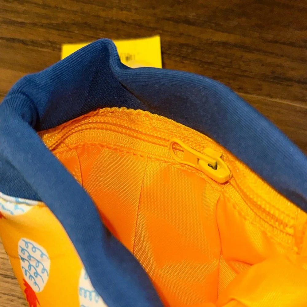 Pineapple Pet Treat bag with magnetic closure, attached‎ leash for the bag NWT